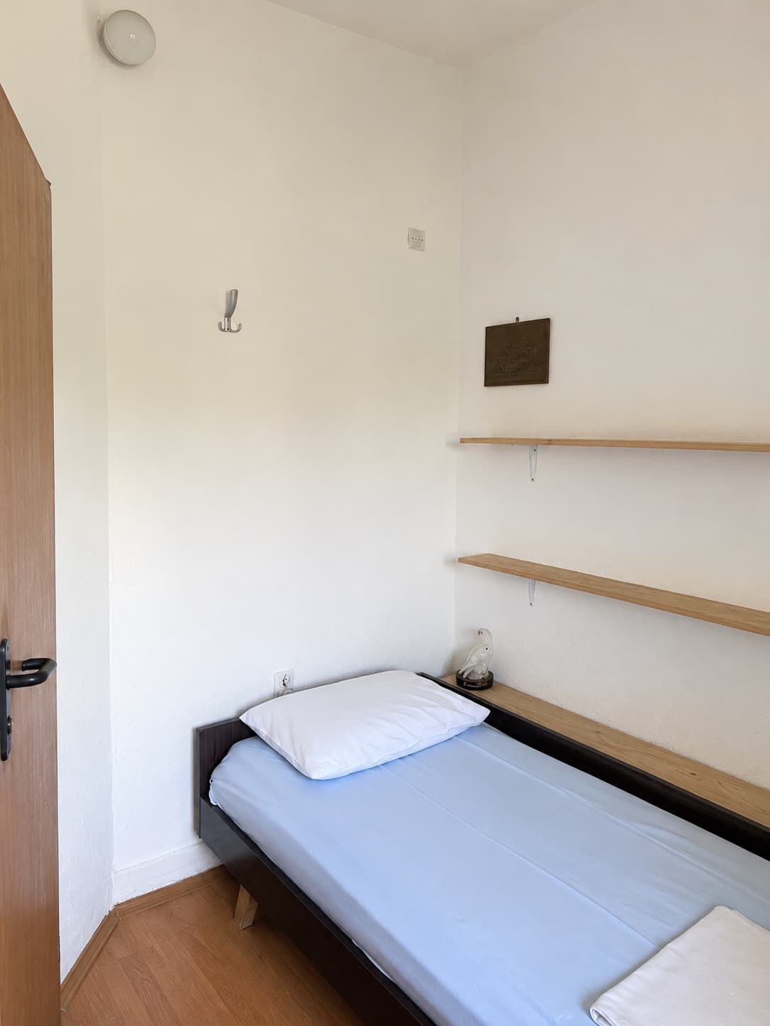 Ležaj uz zid, police iznad kreveta